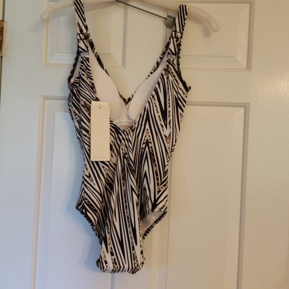 NWT! Gottex one piece swimsuit! Size 6 - Picture 6 of 6